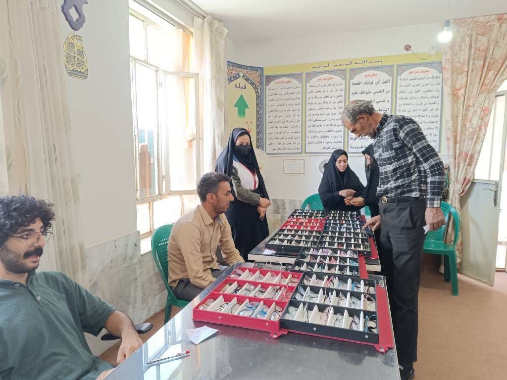 ارائه خدمات رایگان چشمپزشکی به حدود ۴۵۰ نفر با همکاری خانه هلال استان خراسان جنوبی