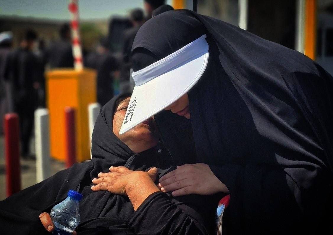 قدم قدم تا بهشت/ همراهی زائران خورشید هشتم توسط داوطلبان جمعیت هلال‌احمر 