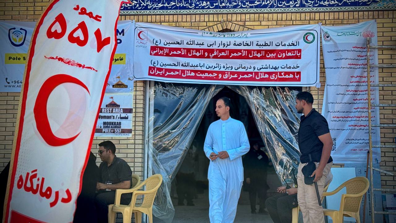 استقرار مراکز درمانی در فواصل ۱۰۰ عمود در مسیر نجف تا کربلا/ تبیین خدمات گسترده هلال‌احمر ایران در عراق 