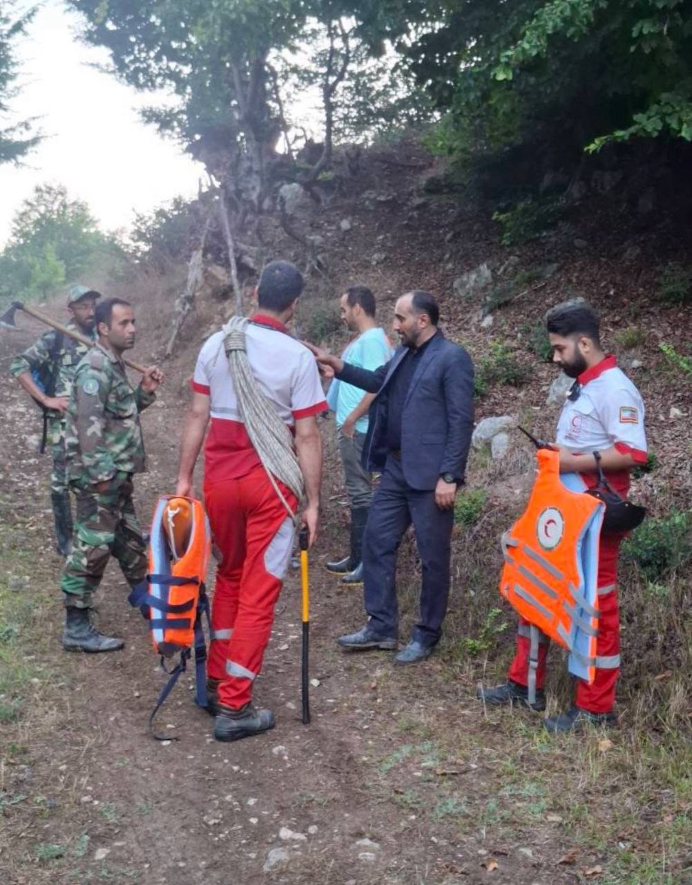 نجات ۱۰ نفر گرفتار در سیلاب آبشار سمبی با تلاش نجاتگران هلال‌احمر بهشهر