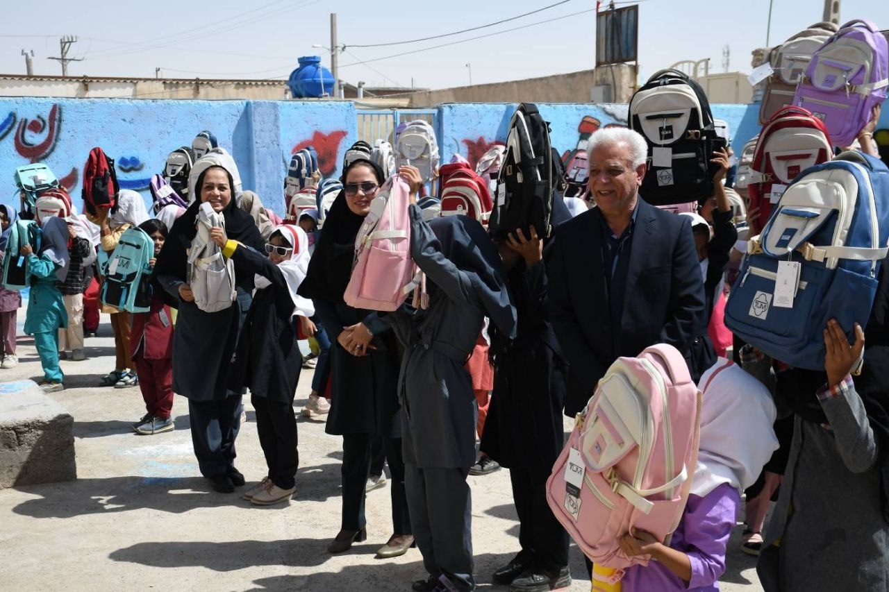 توزیع ۷۰۰ بسته لوازمالتحریر به ارزش ۱۲ میلیارد ریال در مناطق کمبرخوردار کرمانشاه