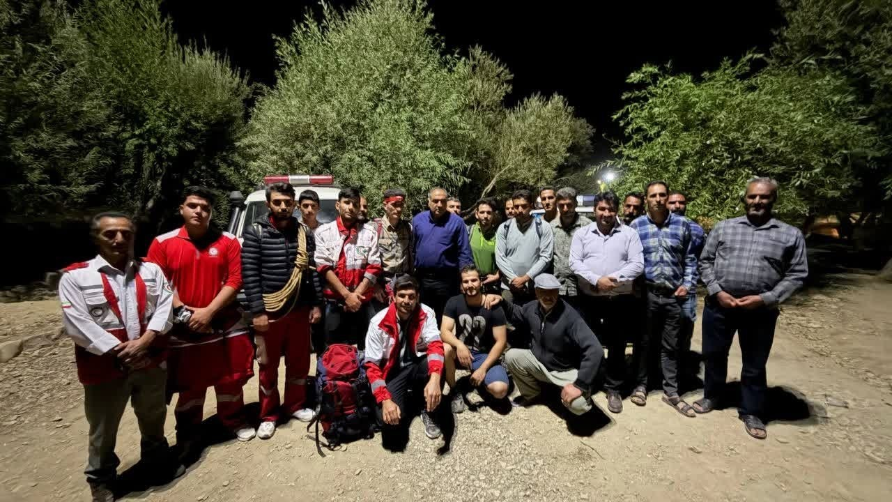 نجات فرد محبوس در ارتفاعات ۲۸۳۰ متری چشمهمرغاب پس از ۸ ساعت عملیات