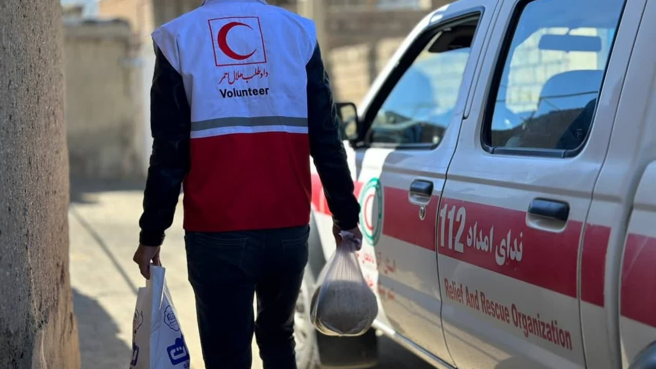 ۳۰۰ بسته‌ معیشتی و آموزشی بین خانواده‌های دانش‌آموزان استثنایی شهرستان زهک توزیع شد