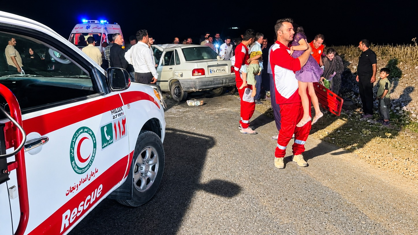ماجرای دختربچه بیپناه در آغوش امدادگر / سرعت و دورزدن در تاریکی، مادر را از فرزند جدا کرد