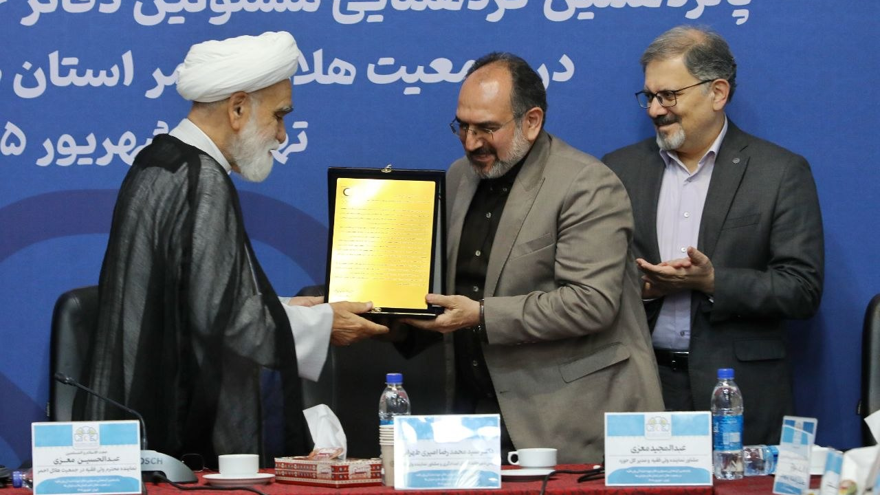 قدردانی از مدیرکل حوزه نمایندگی ولیفقیه در جمعیت هلال احمر به پاس خدمت میدانی در روزهای جنگ