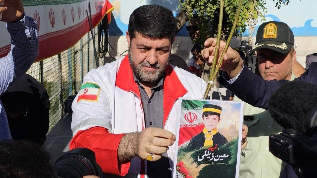 ادای احترام دکتر کولیوند به شهدای دانشآموز با غرس نهال یادبود در دبستان شهید محلاتی