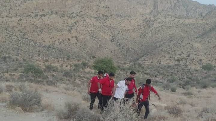 ۱۲ ساعت تلاش نجاتگران هلالاحمر برای نجات فرد مصدوم شده در تنگ رغز