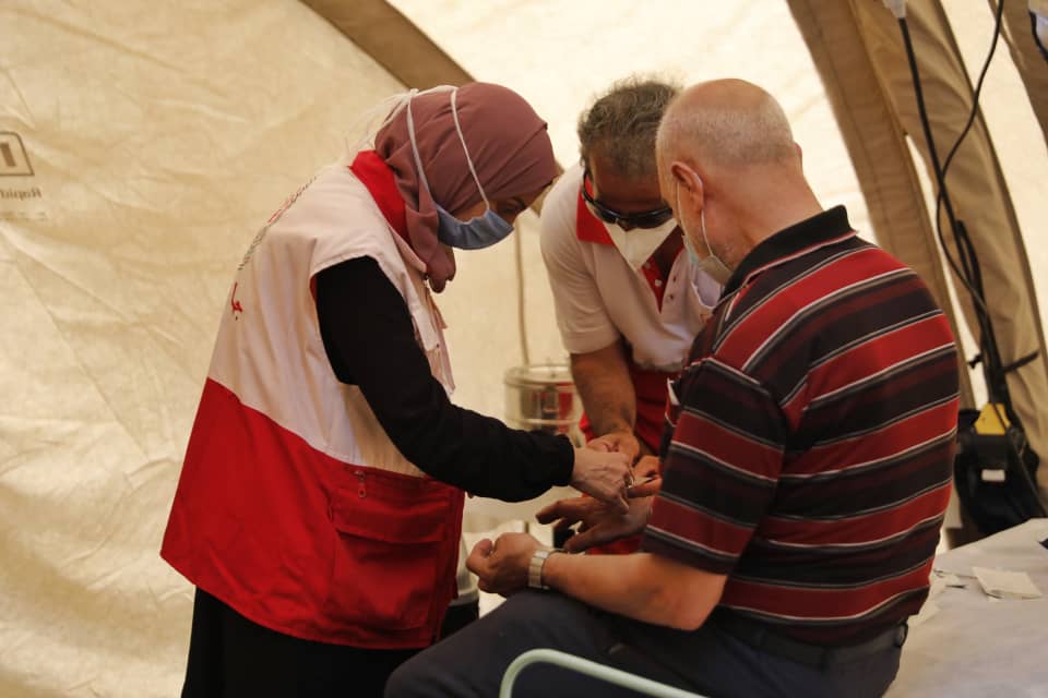 استقبال حادثه‌دیدگان و مجروحان بیروتی از بیمارستان صحرایی هلال‌احمر در لبنان + فیلم