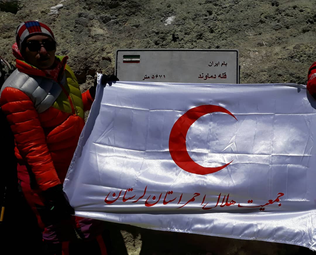 صعود موفقیت آمیز امدادگر لرستانی بر بام قله دماوند