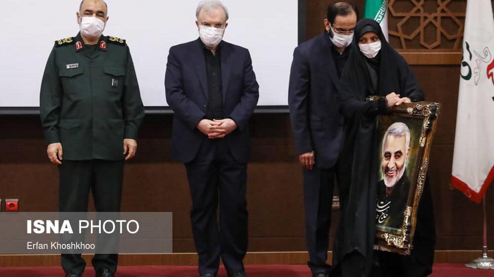 تجلیل از مقام مدافعان سلامت با حضور فرمانده کل سپاه پاسداران، وزیر بهداشت و رئیس جمعیت هلالاحمر