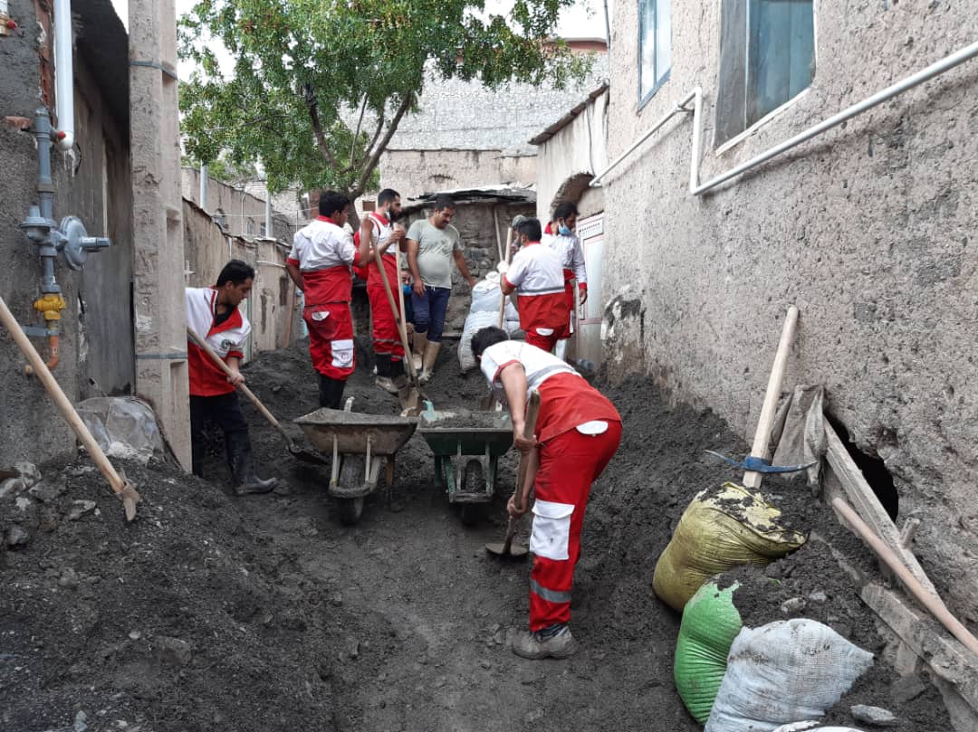 امدادرسانی هلال احمر خراسان جنوبی به  120 حادثه دیده در سیل و آبگرفتگی شب گذشته استان