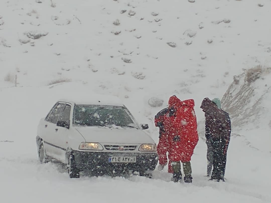 امدادرسانی امدادگران سمنان به 352 نفر گرفتار در برف 