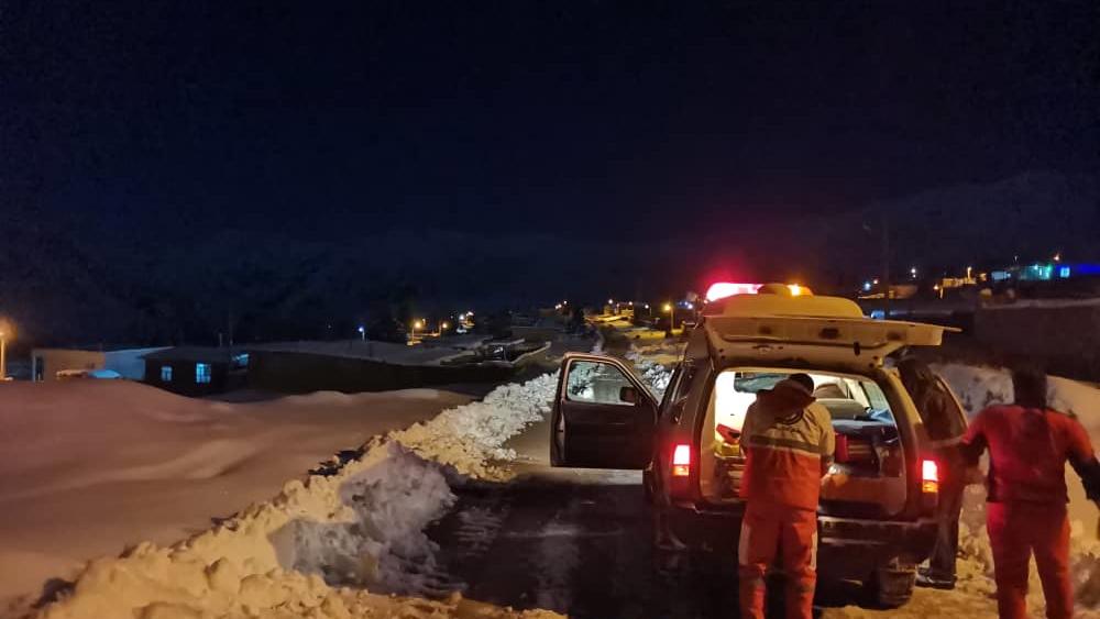 انتقال بیمار ۵۹ ساله روستایی در سرمای صفر درجه به مرکز درمانی رودبار