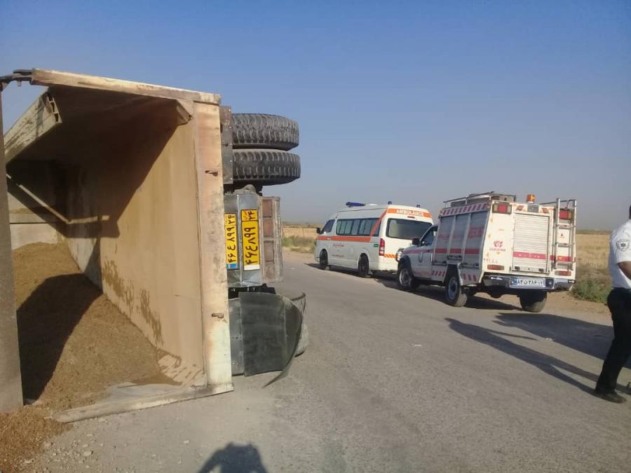 امدادرسانی به مصدوم حادثه واژگونی کامیون در محور اهواز- شوش