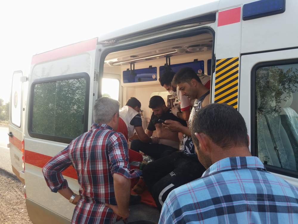 مصدومیت 2 نفر در حادثه واژگونی یک دستگاه خودرو سمند