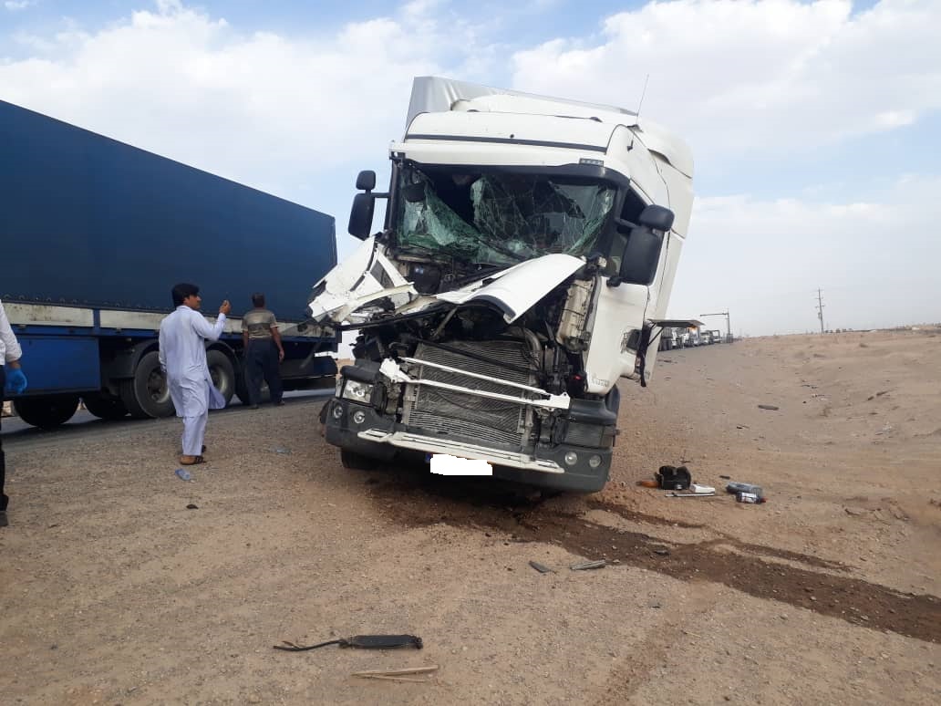 امدادرسانی به مصدومان تصادف 2 کامیون در شهرستان میبد