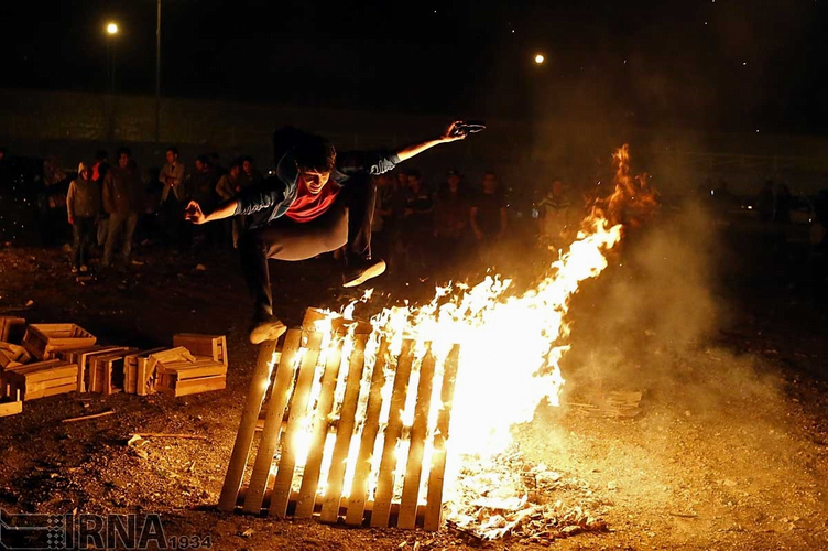 خطر در بلا؛ برپایی مراسم چهارشنبه‌سوری در هنگام شیوع کرونا چه مشکلاتی ایجاد می‌کند؟