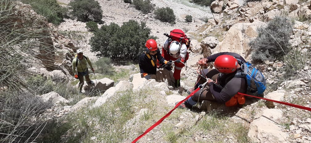 نجات 4 کوهنورد در ارتفاعات تنگ دم اسب توسط نجاتگران کوهستان هلالاحمر شیراز