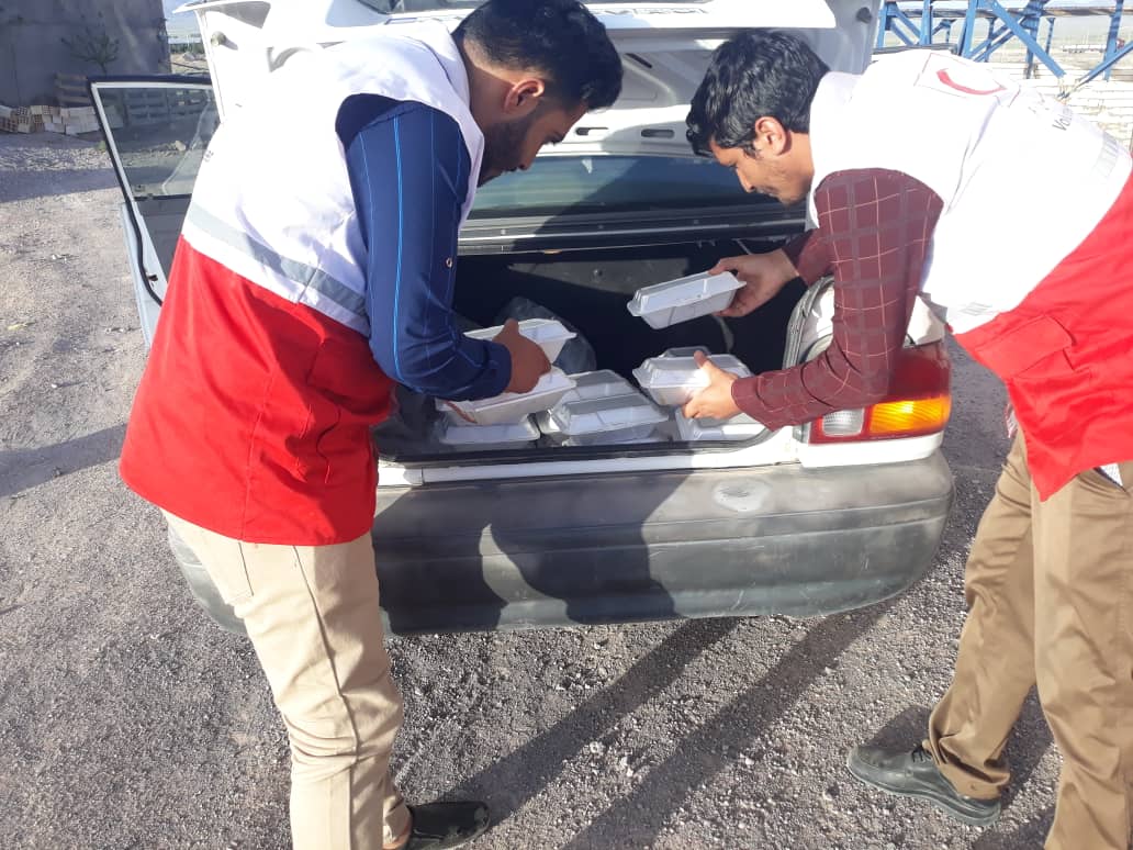 سفره های مهربانی هلالاحمر میزبان ۱۰۰۰ نفر از محرومان شهرستان سربیشه در خراسان جنوبی