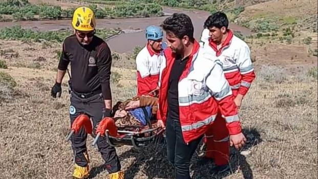پرواز بالگرد برای نجات پیرزن 80 ساله / 2 تیم با 6 نجاتگر در این عملیات شرکت داشتند