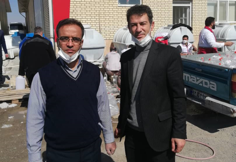 داوطلبی که مواد ضدعفونیکننده به دست اهالی روستاهای اراک میرساند/ تا پایان کرونا با مردم هستم
