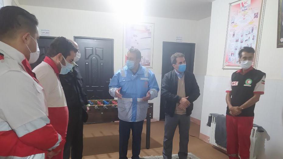 امدادگران هلال احمر با جان و دل خدمت رسانی می کنند