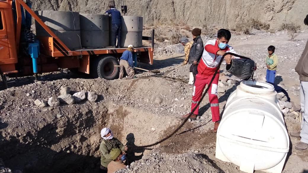 تلاش خیر تهرانی برای رفع مشکل آب روستای "گل نی"/حفر یک حلقه چاه در روستا