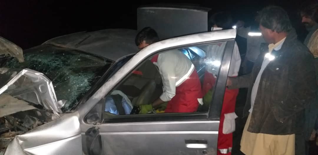 امدادرسانی به تصادف پژو 405 با کامیون در جاده خاش به زاهدان