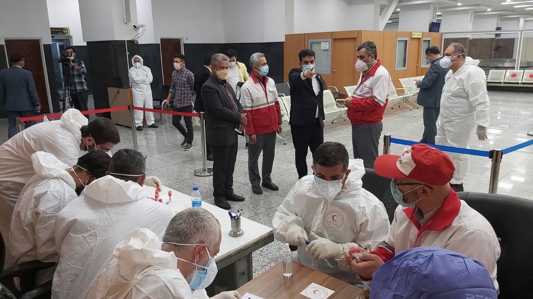بازدید معاون بهداشت، درمان و توانبخشی هلالاحمر از پایگاه غربالگری مسافران در فرودگاه شهید دستغیب شیراز