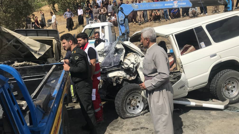 امداد و انتقال مصدومان در حادثه برخورد دو خودروی تویوتا در محور بانه به مریوان