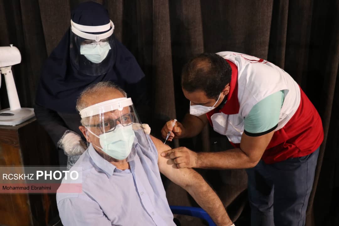 گزارش تصویری از مرکز واکسیناسیون عمومی جمعیت هلال احمر خوزستان