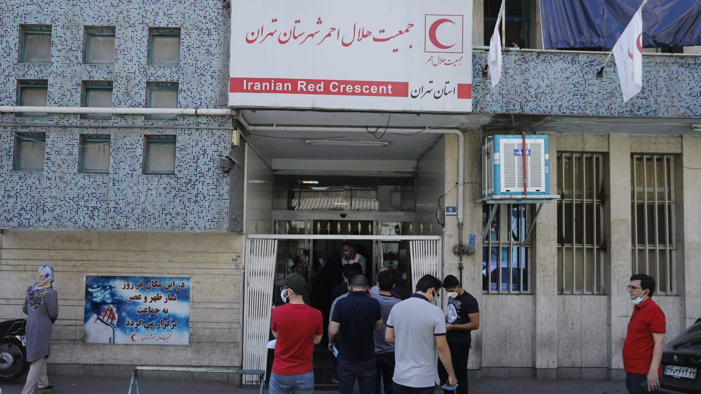 آغاز واکسیناسیون فرهنگیان در برابر ویروس کرونا در مرکز واکسیناسیون هلال احمر پایتخت
