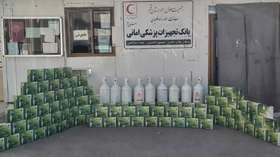 خیرین قمی 10 کپسول اکسیژن و 125 مانومتر به هلال احمر اهدا کردند
