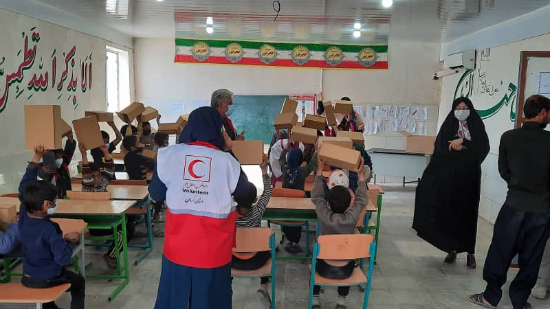 300 جفت کفش میان دانشآموزان در روستاهای کم برخوردار شهداد توزیع شد