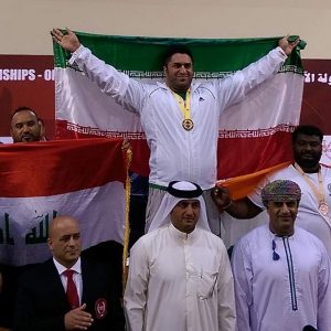 مدال قهرمانی جهان بر گردن یک هلال احمری