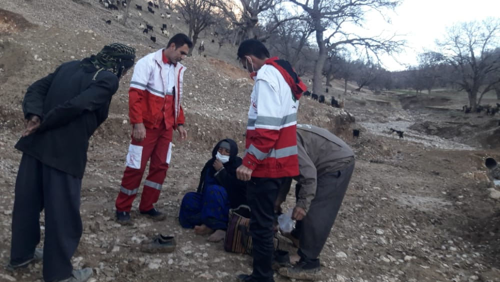 نجات جان زن ۵۵ ساله دیشموکی توسط امدادگران در کهگیلویه