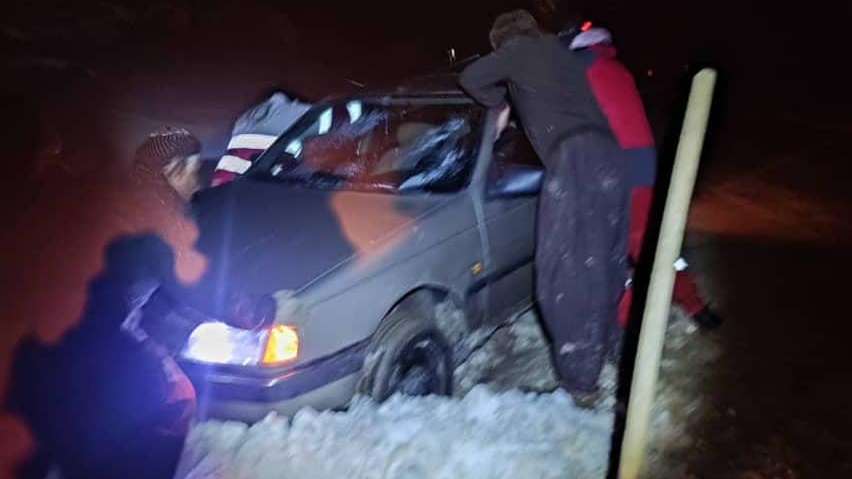 امدادرسانی به 10 خودروی گرفتار شده در برف و کولاک محور تکاب به مائینبلاغ در آذربایجان غربی