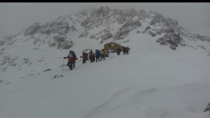 نجات کوهنوردان گرفتار شده در برف و کولاک اشترانکوه