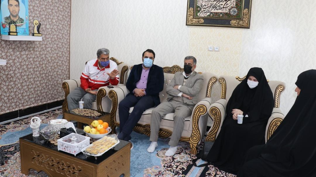 دیدار مدیرعامل خوزستان با خانواده شهید هادینژاد در آغاجاری