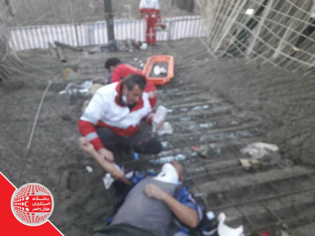 نجات جان ۴ نفر گرفتار شده از زیر آوار توسط امدادگران هلال احمر شهرستان دماوند