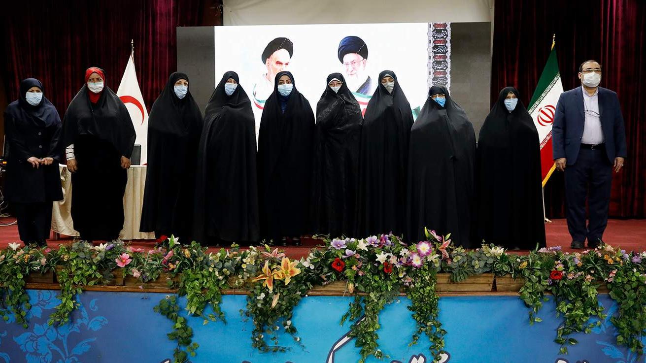 آیین تجلیل از زنان امدادگر دوران دفاع مقدس در جمعیت هلال احمر برگزار شد 