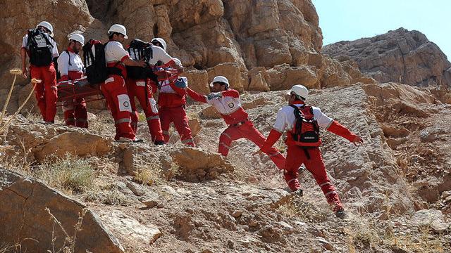 نجات فرد 50 ساله در ارتفاعات آبشاردره گاهان تفت