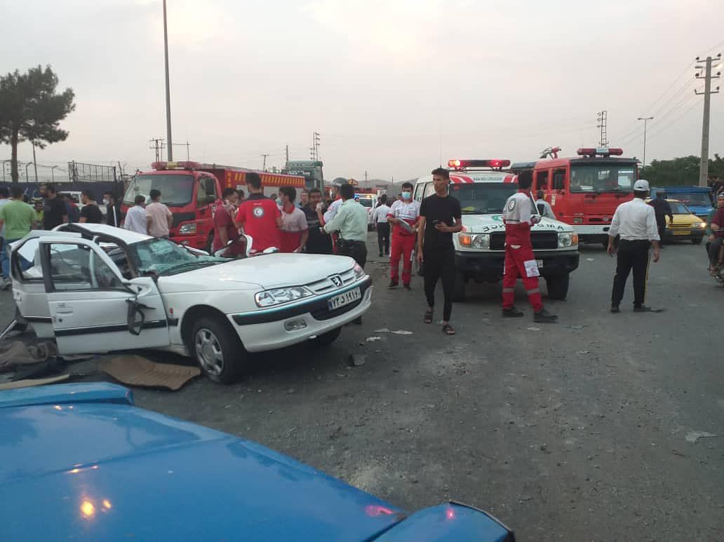 امداد رسانی عوامل عملیاتی هلال احمر استان تهران به ۱۱ مصدوم تصادف زنجیره ای در تهران - قم / سه نفر جان خود را از دست دادند