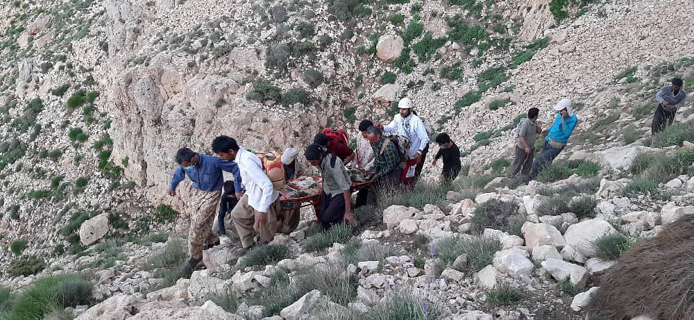 نجات فرد حادثه دیده در کوهستان توسط نجاتگران جمعیت هلال احمر چهار محال و بختیاری