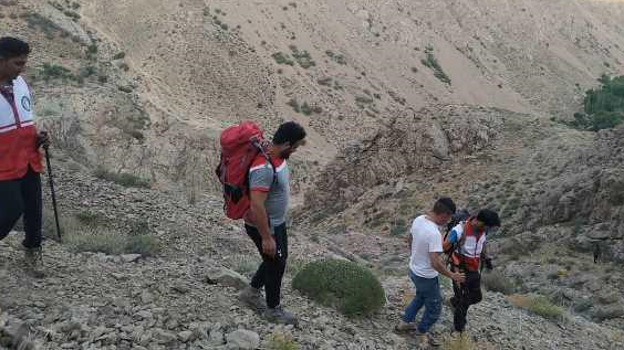۱۰ ساعت تلاش نجاتگران هلال‌احمر نیشابور در عملیات کوهستان نتیجه داد
