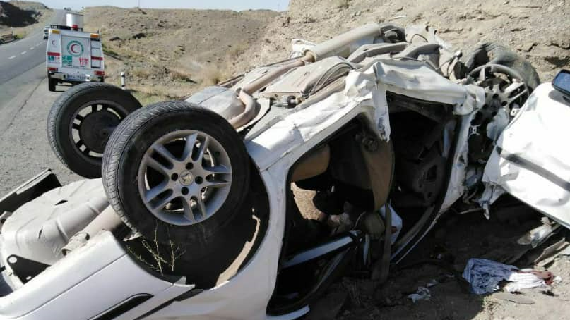 رها سازی مصدومین واژگونی سمند توسط امدادگران هلال‌احمر تربت حیدریه