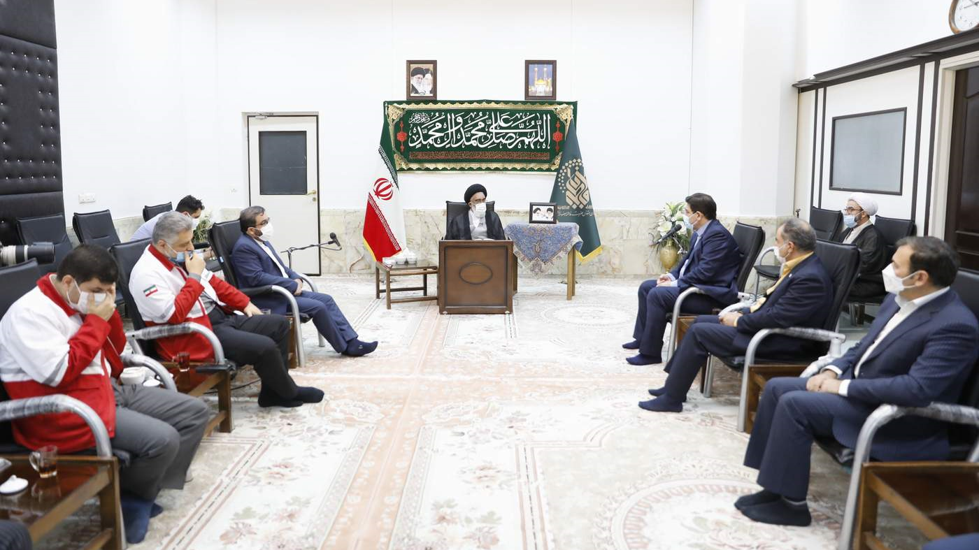 در دیدار دکتر همتی با تولیت حرم حضرت معصومه(س) تاکید شد: تداوم واردات واکسن از سوی هلال‌احمر