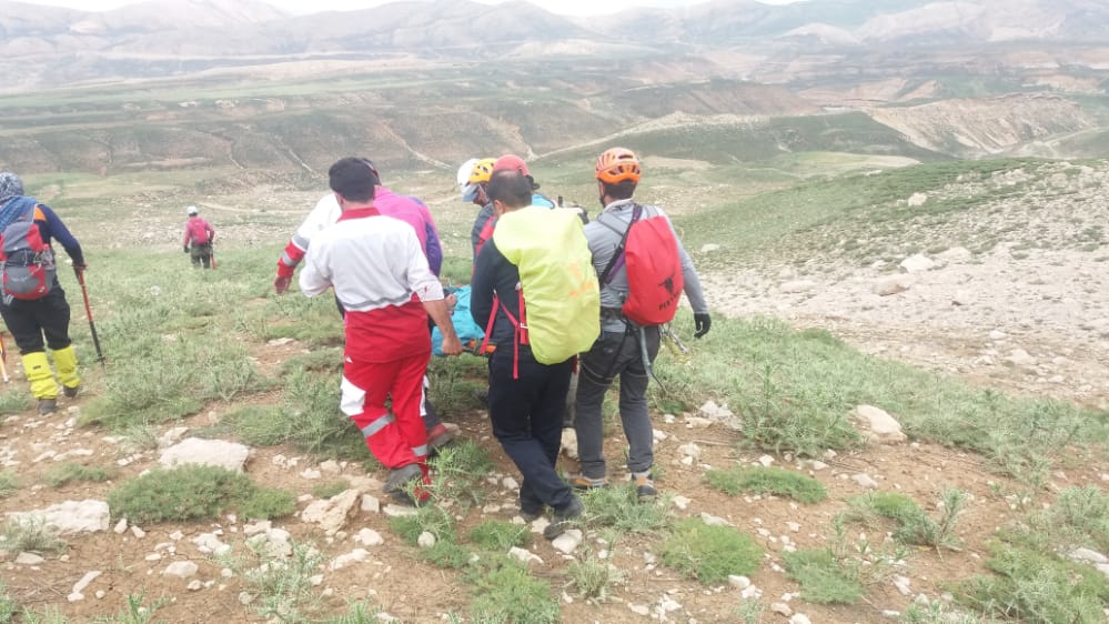 نجات کوهنورد حادثه دیده توسط نجاتگران کوهستان جمعیت هلال احمر شهرستان کوهرنگ