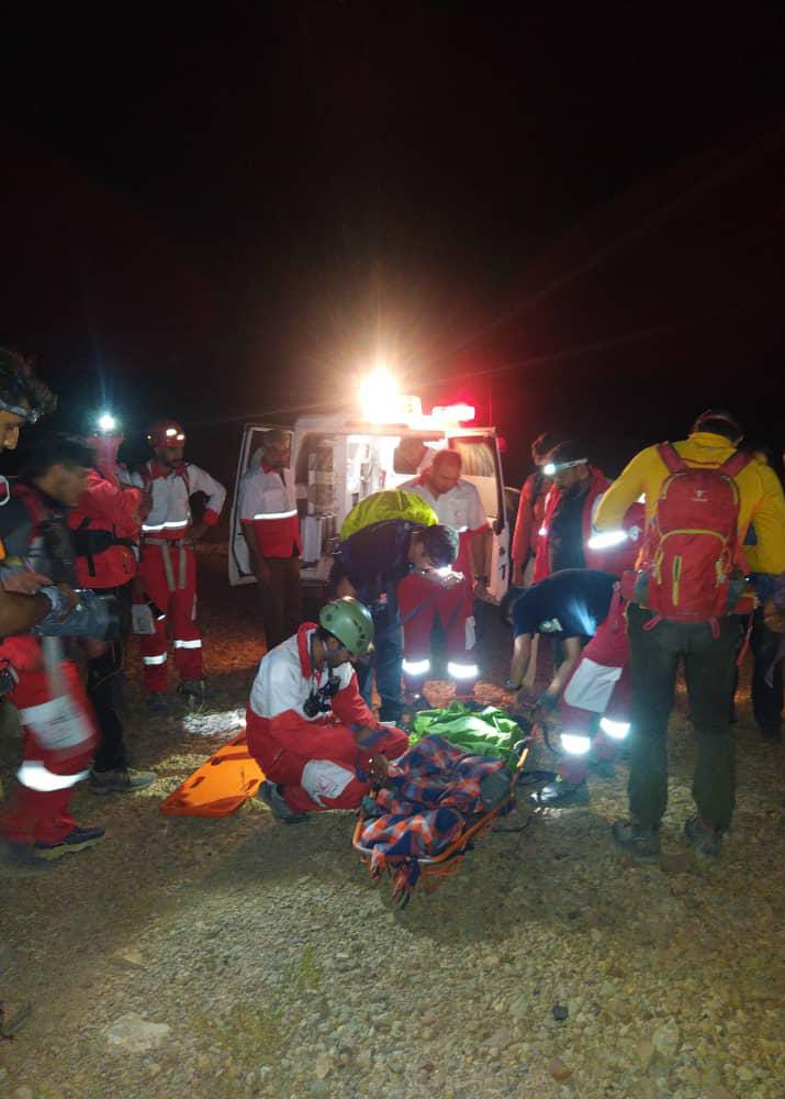 ۱۳ ساعت تلاش برای نجات فرد گرفتار در کوه های ماهان استان کرمان
