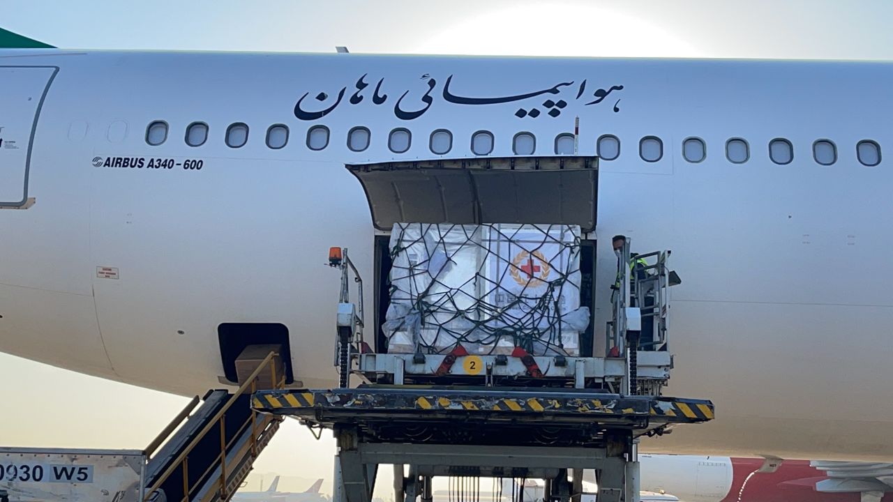 هلال احمر ۶ میلیون دُز دیگر واکسن وارد کرد/ واردات واکسن توسط هلال احمر از مرز ۷۰ میلیون دُز گذشت